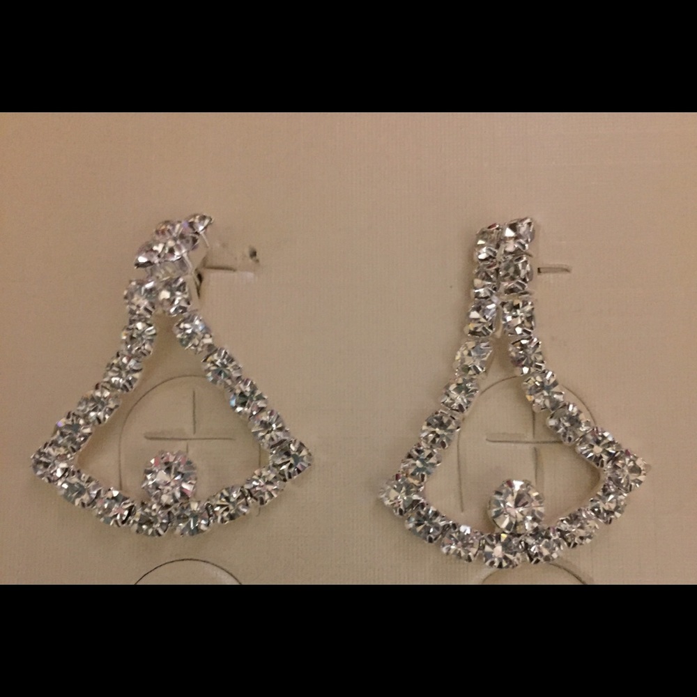 White Austrian Crystal Necklace & Earrings - Picture 4 of 6